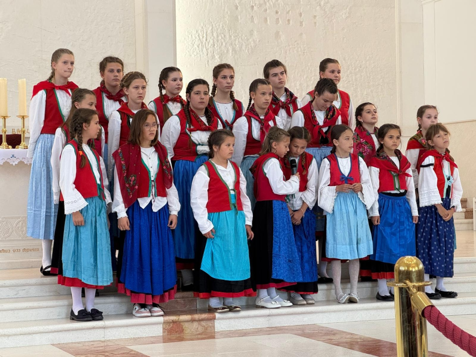 Dječji župni zborovi iz Murtera, Bilica, Knina i Šibenika nastupili na 'Zlatnoj harfi' u Udbini