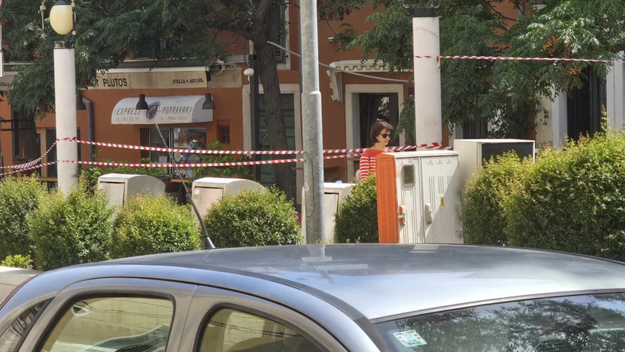 Sutra komunalci peru dio Starog pazara i mole vlasnike vozila da uklone motore