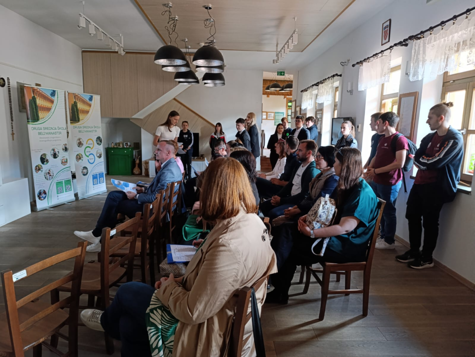 Drniški srednjoškolci na smotri u Belom Manastiru predstavili 'Hrvatsku turističku kutiju iznenađenja'