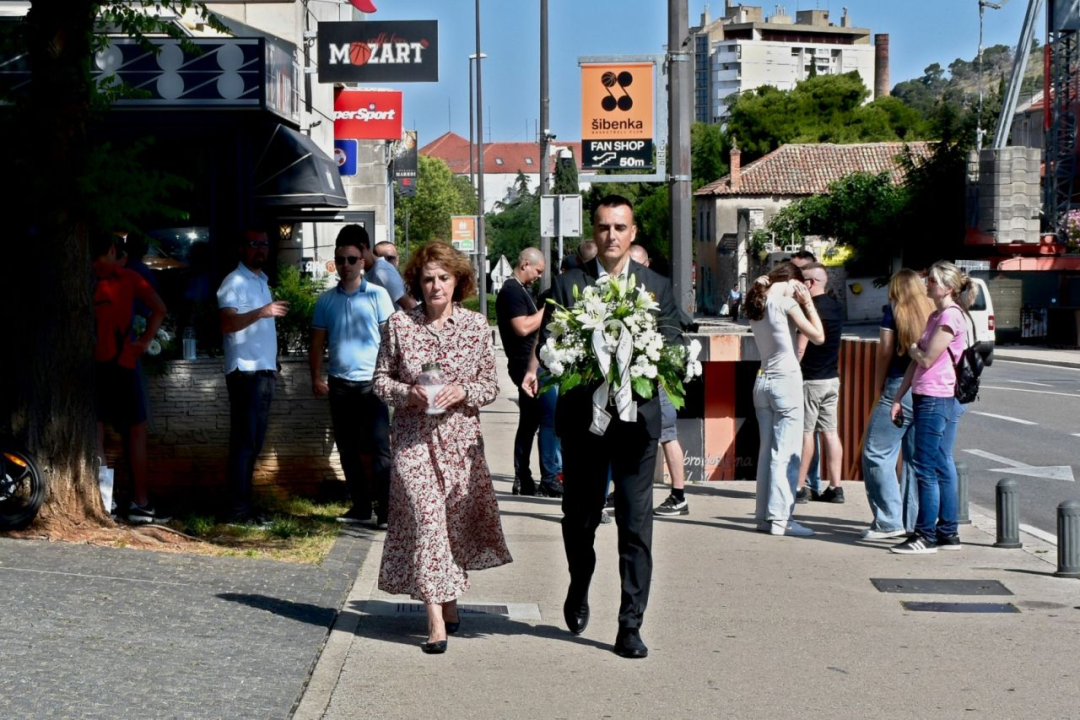 Župan Rakić položio cvijeće kod spomenika Draženu Petroviću i Draženovog koša
