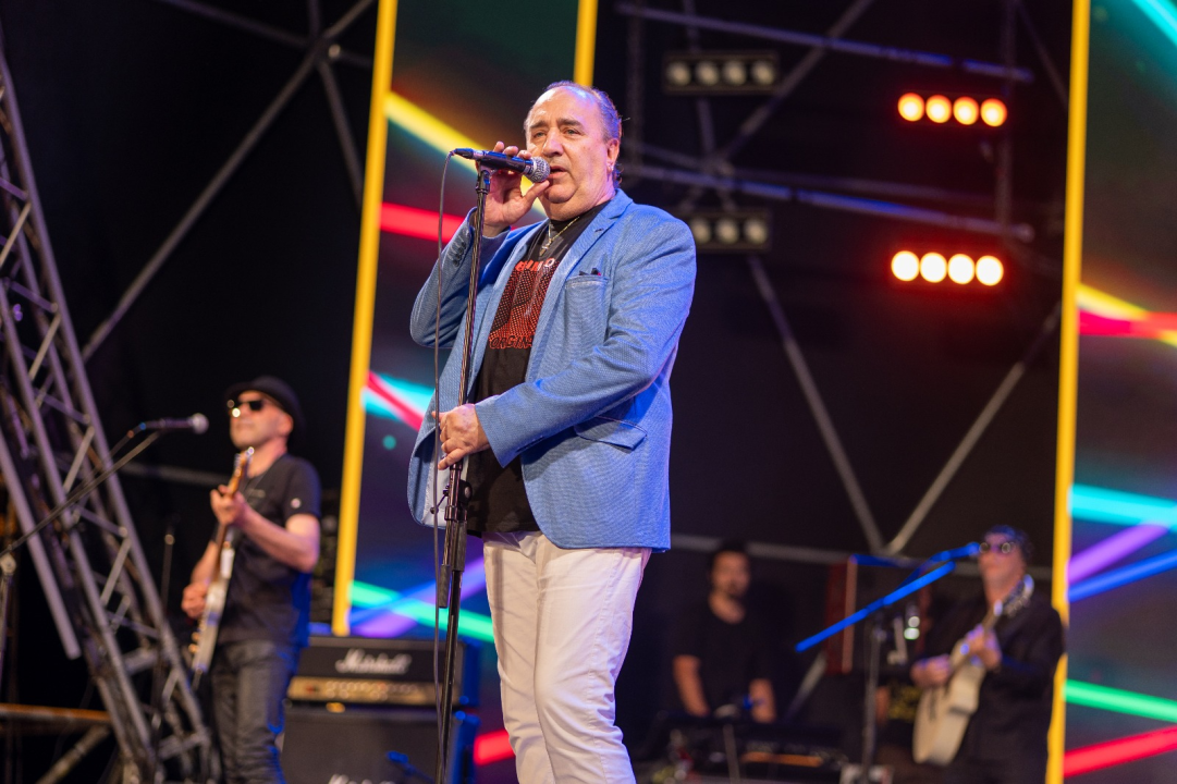 Prva večer CMC festivala u Vodicama oduševila publiku: The Frajle zagrijale atmosferu, Mladen Grdović izazvao delirij na rivi