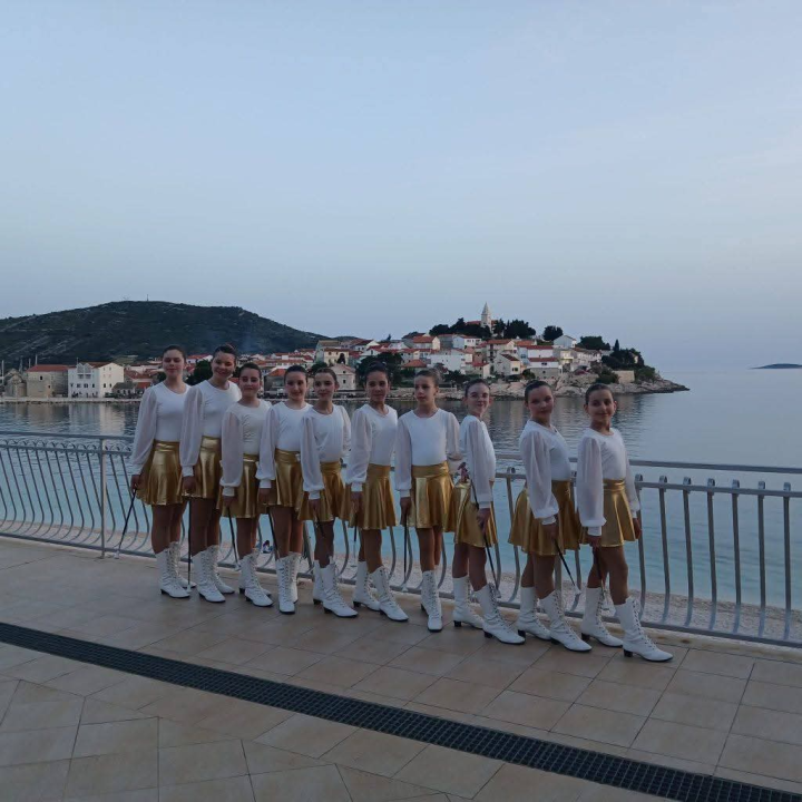 Na primoštenskom trgu Rudine zaplesalo 180 mažoretkinja