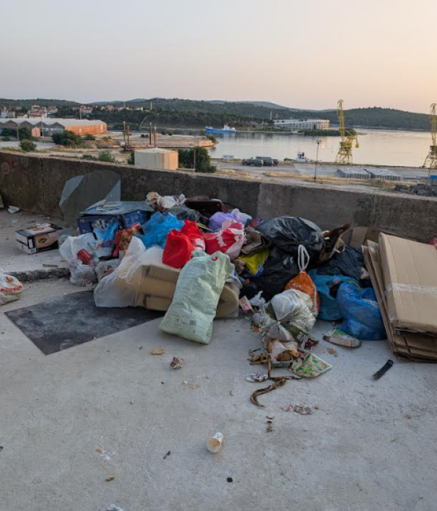 Smeće u Ulici Stjepana Radića