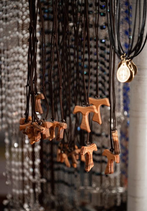 Časna Hilda radi u samostanskoj suvenirnici