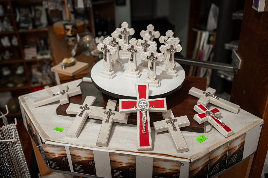 Časna Hilda radi u samostanskoj suvenirnici