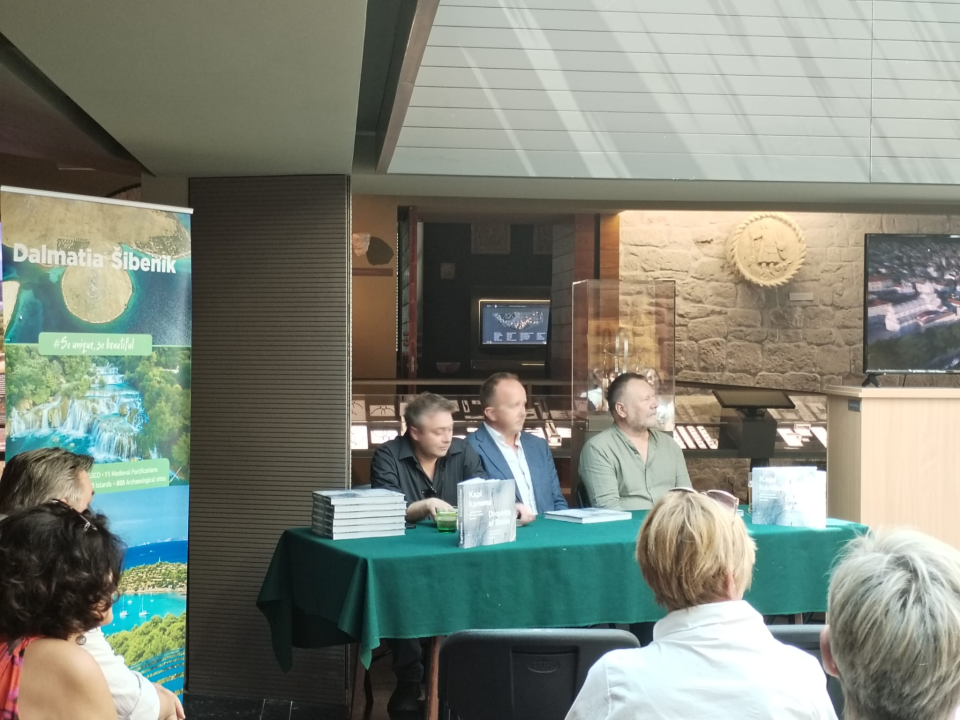 Predstavljena monografija 'Kapi kamena': 'Željeli smo predstaviti običaje naše županije i zastupiti svaku općinu i grad'