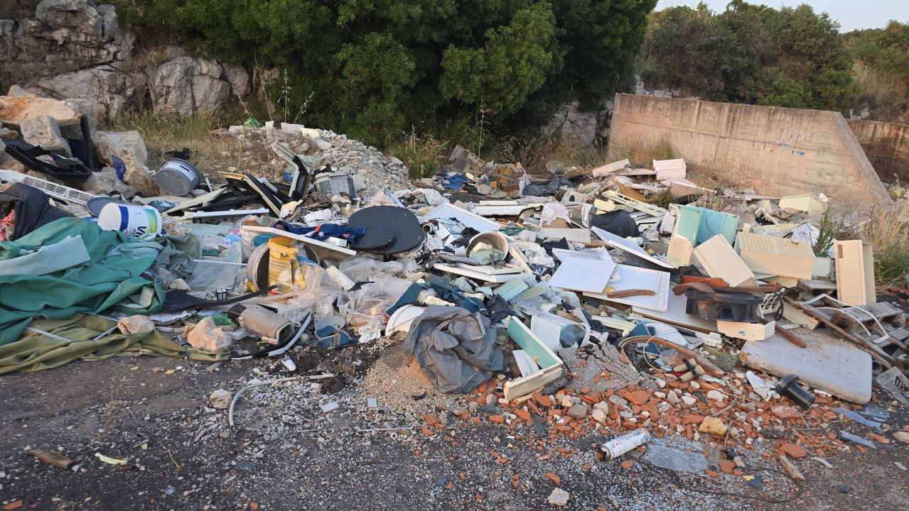 FOTO Dok čekamo hotele, stanove i dvoranu, na Batiželama niknulo divlje odlagalište otpada