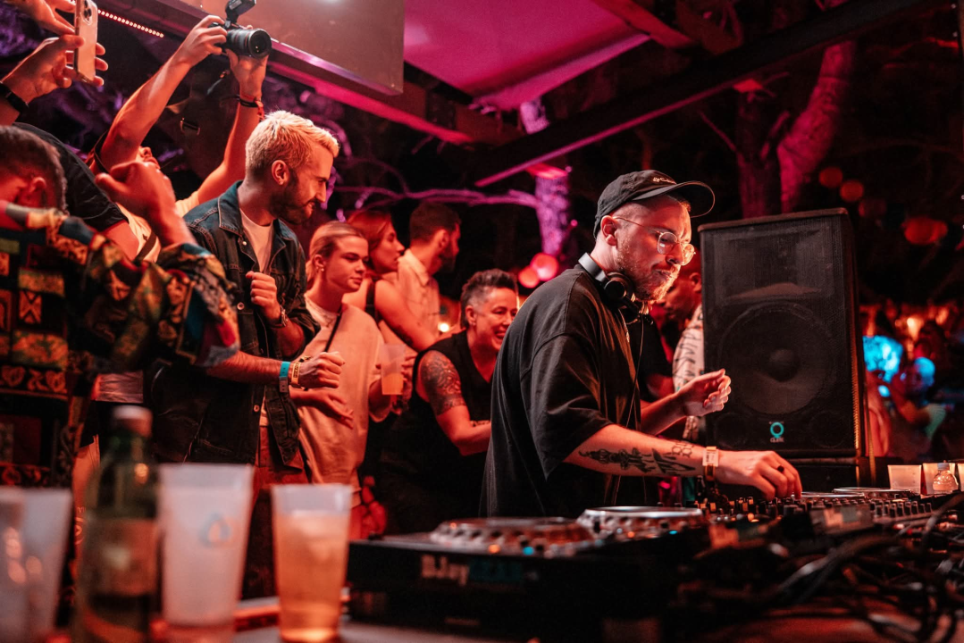 Tisno postaje epicentar elektronske glazbe: Čak 8 vrhunskih festivala i Barbarellas afteri garantiraju ljeto za pamćenje