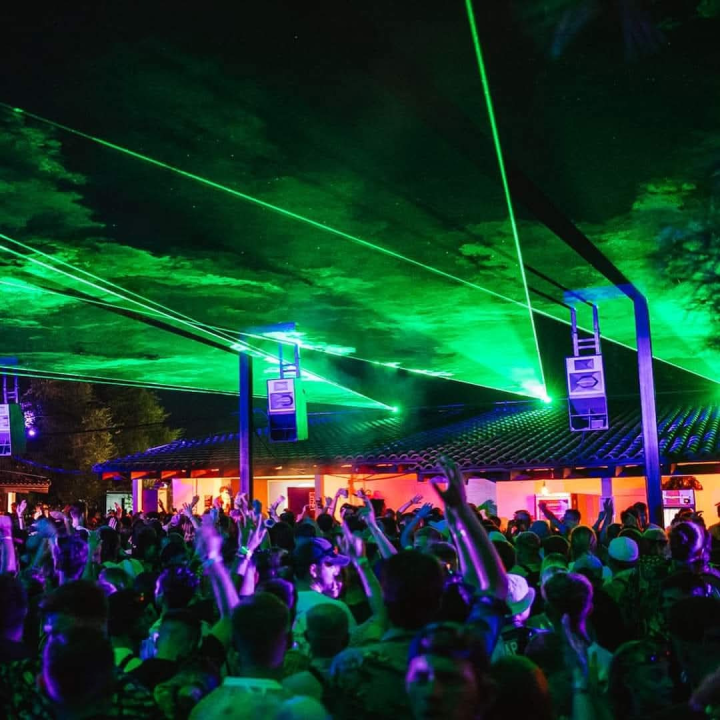 Tisno postaje epicentar elektronske glazbe: Čak 8 vrhunskih festivala i Barbarellas afteri garantiraju ljeto za pamćenje