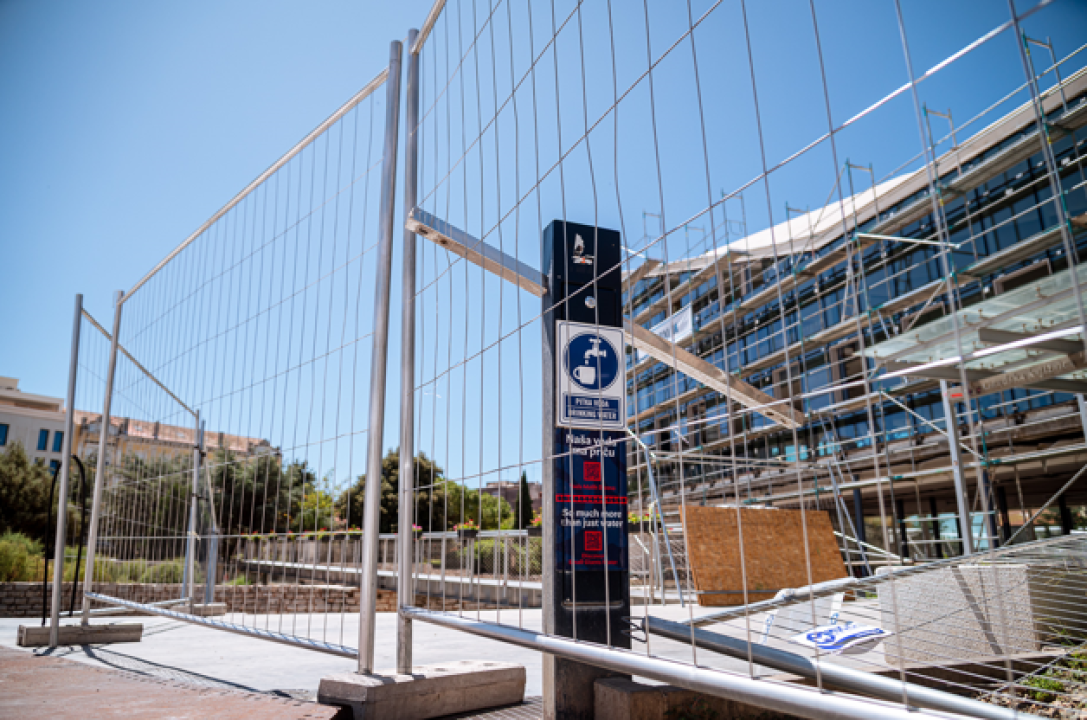 FOTO Postavljeno svih deset javnih špina na području grada Šibenika: 'Ojačane su i ne mogu se više tako lako razbiti'