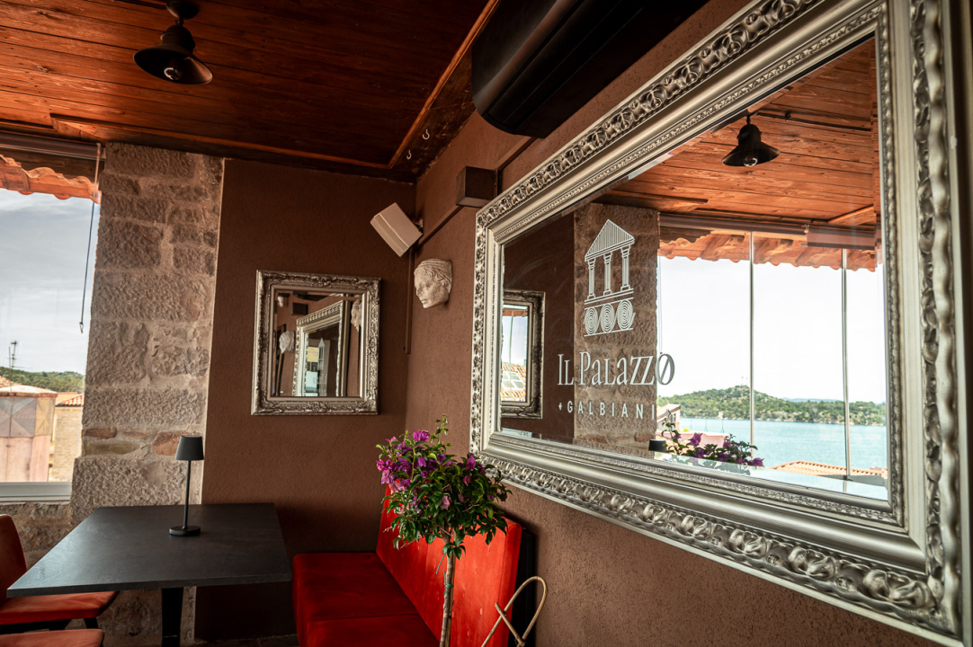 Savršeno jutro u srcu Šibenika: Brunch na terasi s najljepšim pogledom na Kanal sv. Ante