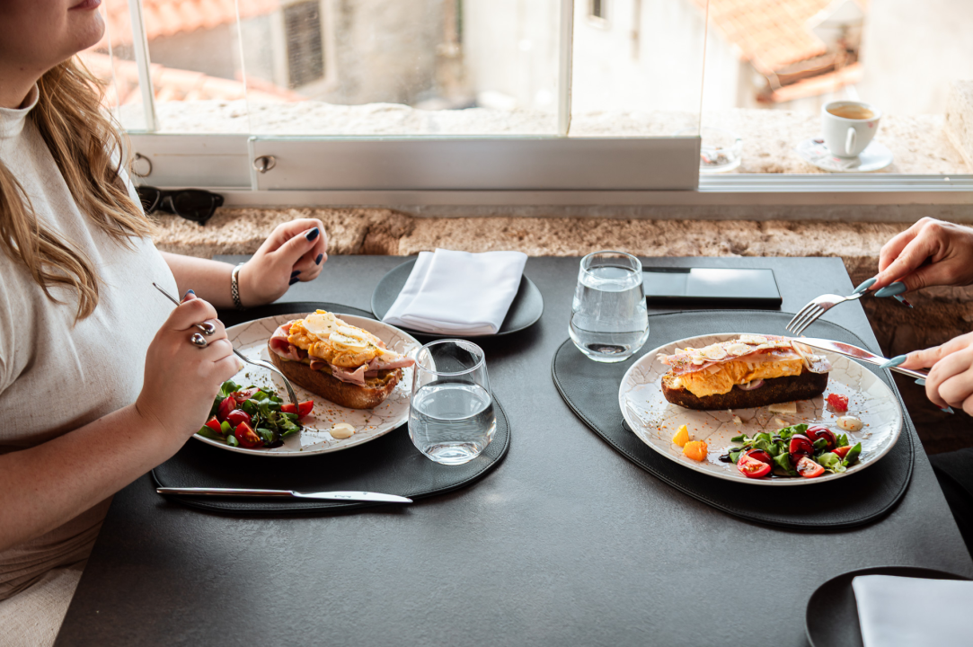 Savršeno jutro u srcu Šibenika: Brunch na terasi s najljepšim pogledom na Kanal sv. Ante