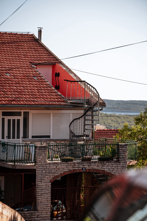 Na brdu iznad Šibenika: Mažurice s pogledom na grad, mirom i zajedništvom
