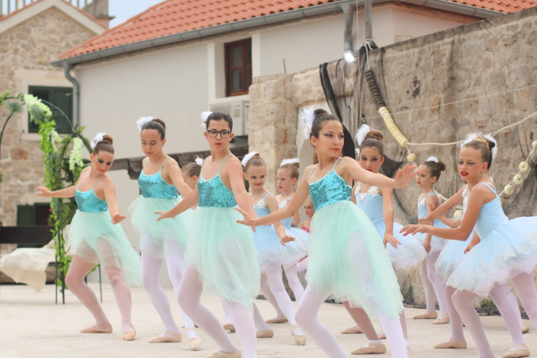 Šibenčanka Meri Višnjić i njene balerine  u Tribunju stvaraju bajku