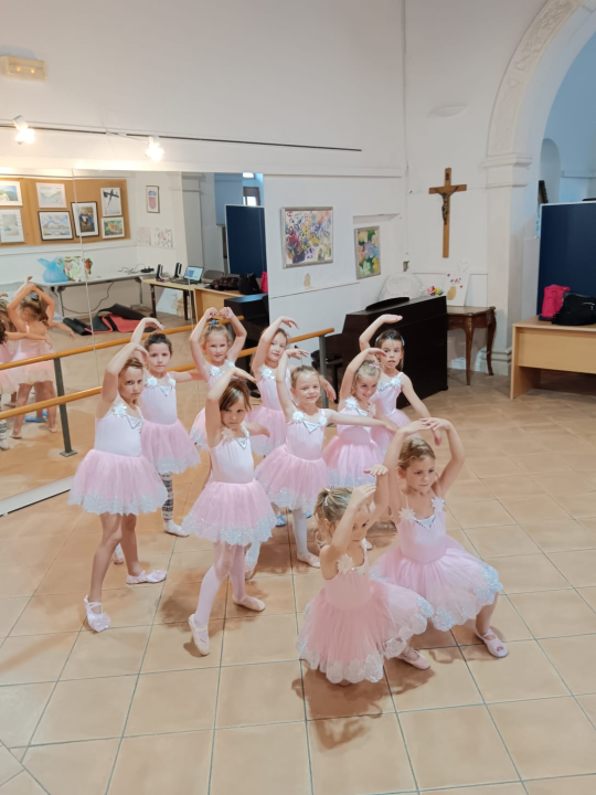 Šibenčanka Meri Višnjić i njene balerine  u Tribunju stvaraju bajku