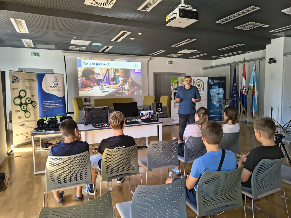 Radionica o snimanju vlastitog podcasta oduševila djecu od 12 do 15 godina