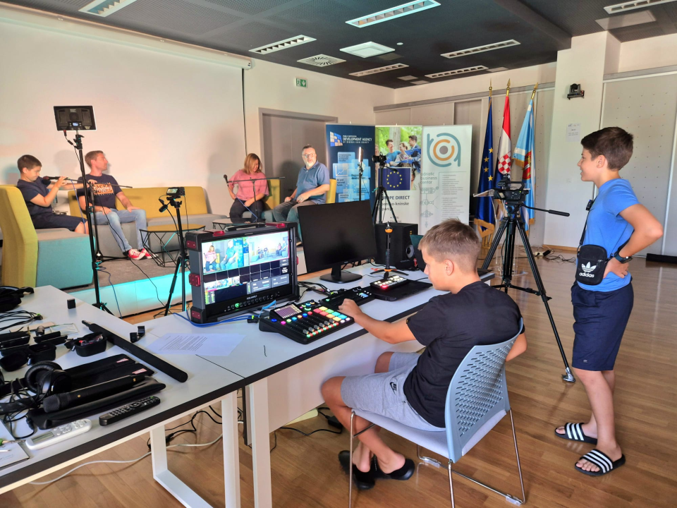Radionica o snimanju vlastitog podcasta oduševila djecu od 12 do 15 godina