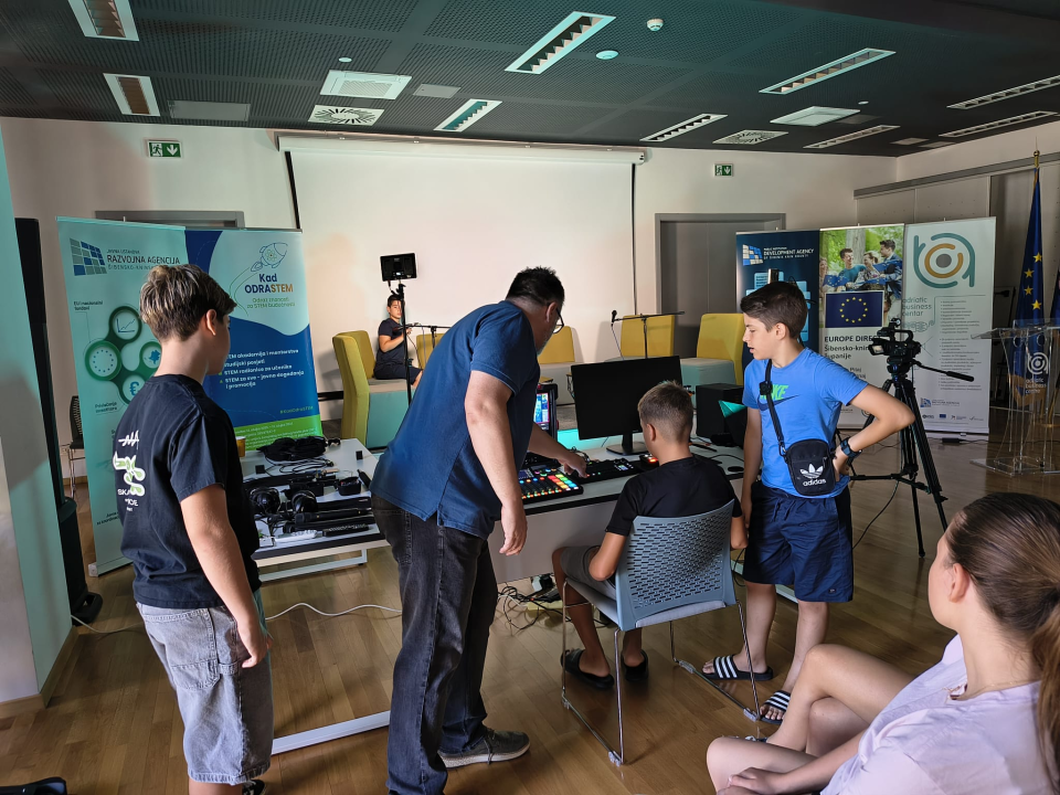Radionica o snimanju vlastitog podcasta oduševila djecu od 12 do 15 godina