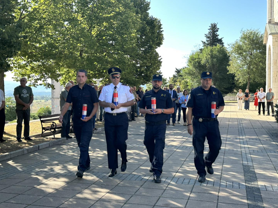 U Drnišu položeni vijenci i zapaljene svijeće