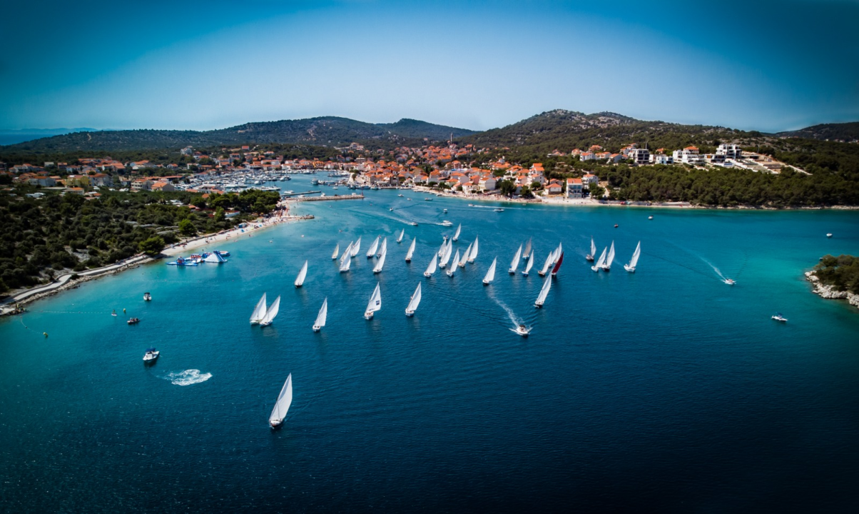 FOTO Jezera spremna za spektakl: Ne propustite Ribarsku feštu uz Crvenu jabuku i dalmatinske okuse!