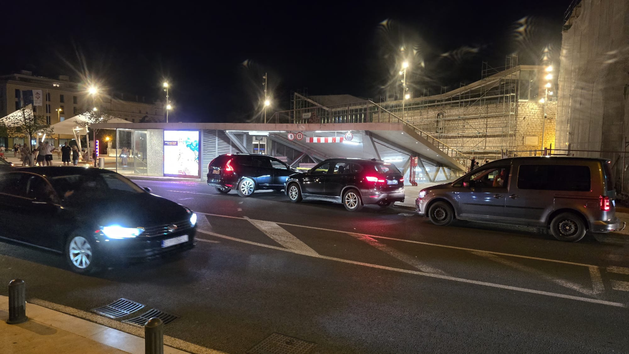 Kaos na Poljani: Ulaz u garažu svakodnevno blokira promet u središtu Šibenika