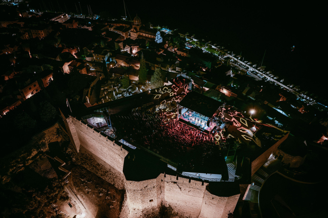 Kyoto Jazz Massive u proširenom sastavu oduševio publiku na tvrđavi sv. Mihovila  