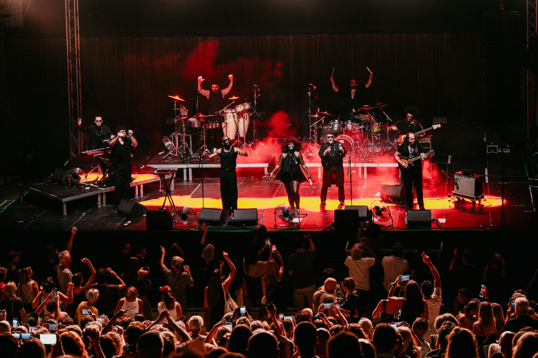 Kyoto Jazz Massive u proširenom sastavu oduševio publiku na tvrđavi sv. Mihovila  