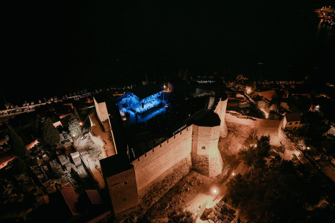 Pogledajte atmosferu: Darko Rundek & Ekipa i PipsChips&Videoclips rasplesali Tvrđavu sv. Mihovila