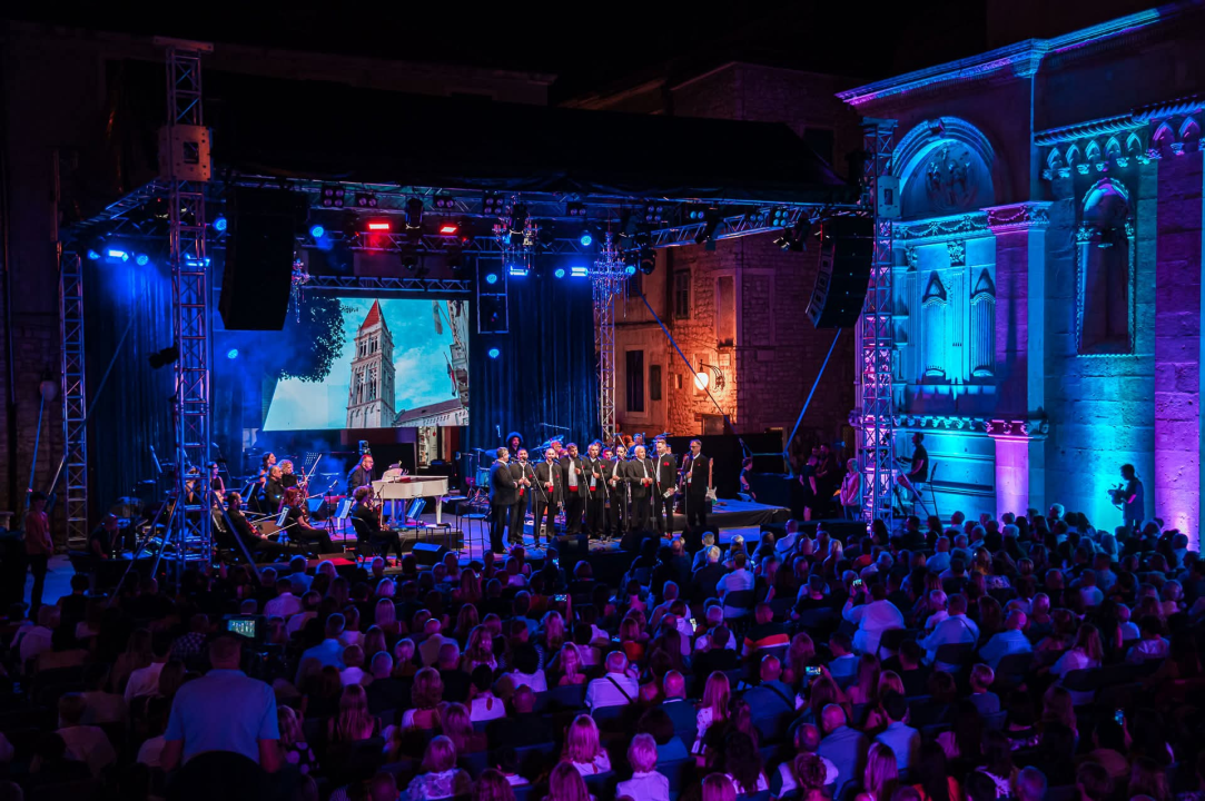 Publika u Šibeniku uživala u bezvremenskim pjesmama Vinka Coce na prvoj večeri Dalmatinske šansone