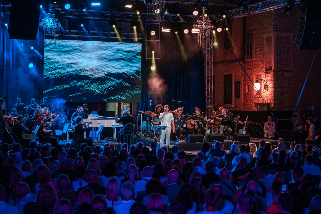 Publika u Šibeniku uživala u bezvremenskim pjesmama Vinka Coce na prvoj večeri Dalmatinske šansone