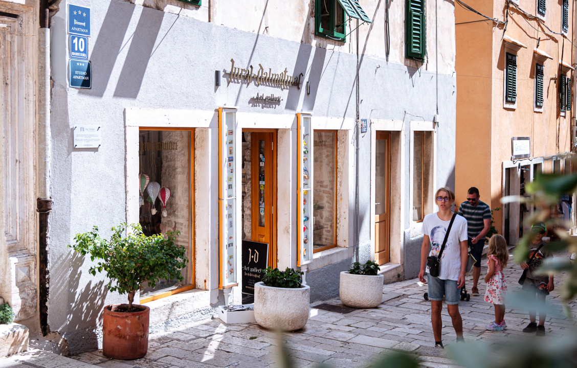 FOTO Rujan u Galeriji Juraj Dalmatinac donosi popuste, unikatne dekorativne komade i nove modne kolekcije!