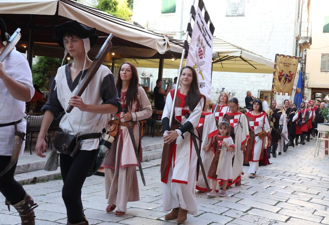 Povijesne postrojbe prodefilirale Šibenikom i vratile u povijest