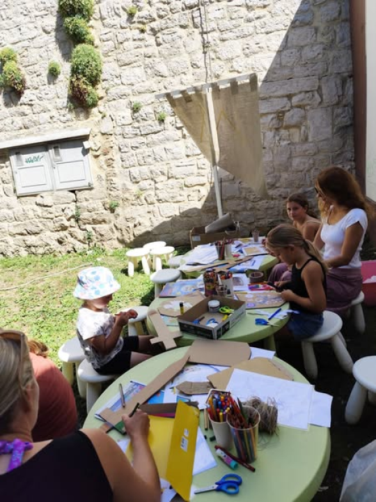 Mališani izrađivali mačeve i štitove ispred šibenskog Muzeja