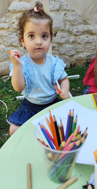 Mališani izrađivali mačeve i štitove ispred šibenskog Muzeja