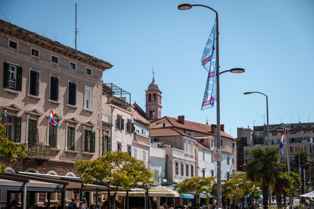 FOTO Hod za život prošao Šibenikom prije desetak dana, ali se njegove zastave i dalje vijore na rivi
