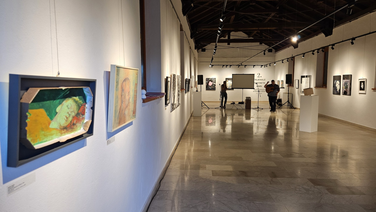 U galeriji Kninskog muzeja otvoren 2. Trijenale portreta. Dodijeljene nagrade najboljim autorima