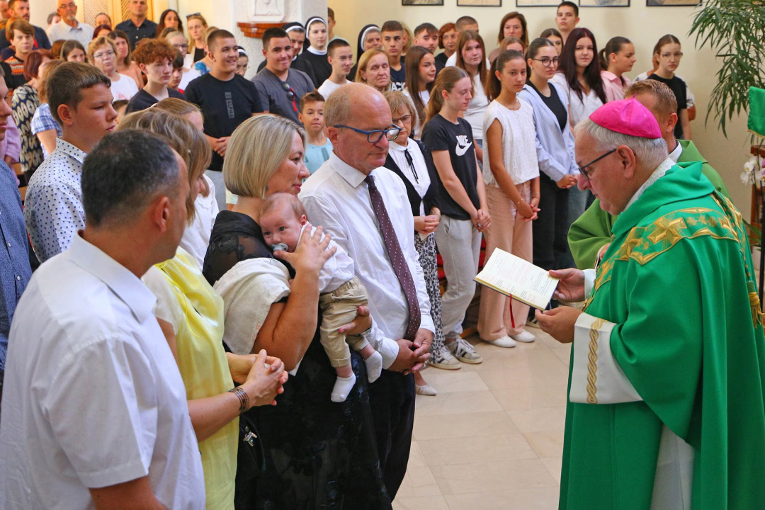 Biskup Rogić podijelio sakrament krštenja osmom djetetu obitelji Peran