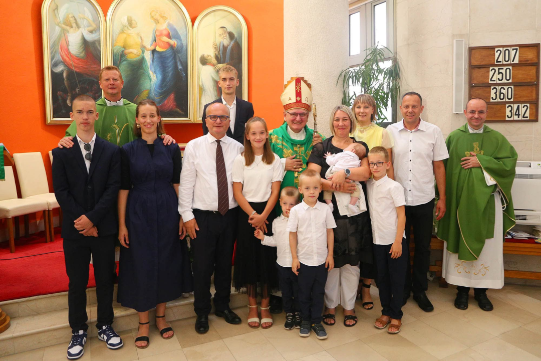 Biskup Rogić podijelio sakrament krštenja osmom djetetu obitelji Peran