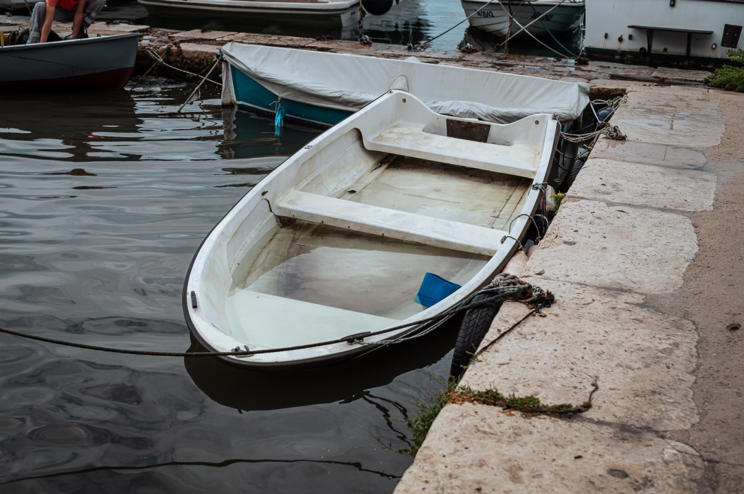 FOTO Nevrijeme najviše problema izazvalo u Vodicama, čitatelji nam šalju fotografije poplavljenih cesta i parkirališta iz cijelog Šibenika
