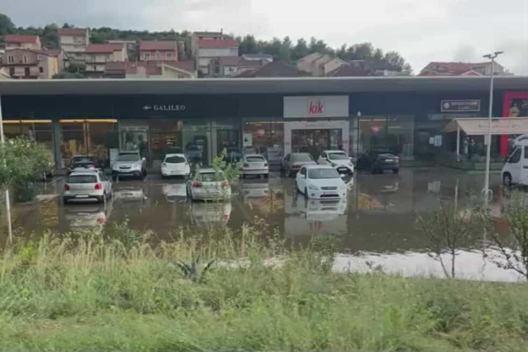 FOTO Nevrijeme najviše problema izazvalo u Vodicama, čitatelji nam šalju fotografije poplavljenih cesta i parkirališta iz cijelog Šibenika