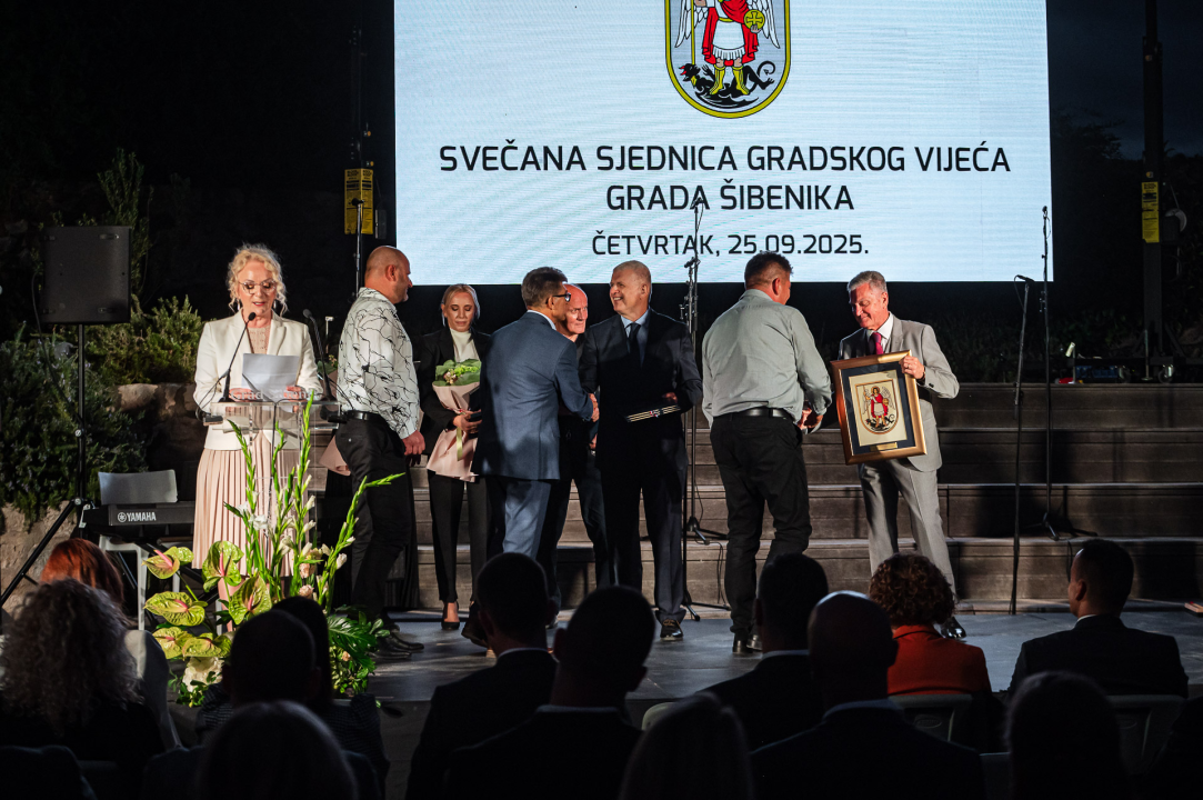 FOTO Franka Baranović Nagradu Grada Šibenika posvetila majci: 'Šibenik je utkan u moje gene i ovo je za mene posebna čast'