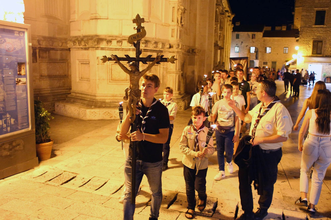 Mladi Šibenčani u procesiji za blagdan svetog Mihovila