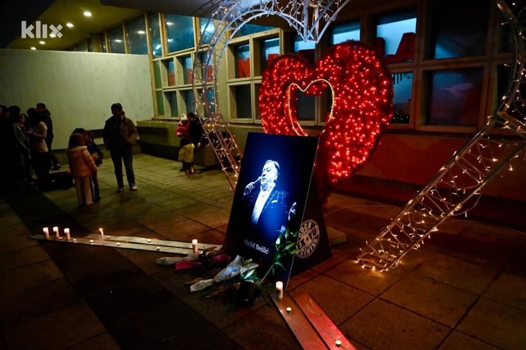 Sarajevo se oprašta od Halida Bešlića: Brojni građani uz suze i pjesmu odaju počast legendarnom pjevaču