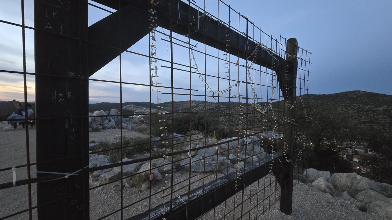 Panoramski pogled kroz rešetke: Popularni foto okvir na Smričnjaku postao neupotrebljiv