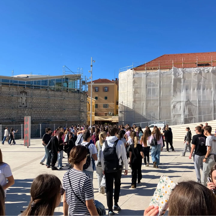 Učenici i nastavnici Gimnazije Antuna Vrančića obilježili Međunarodni dan pješačenja