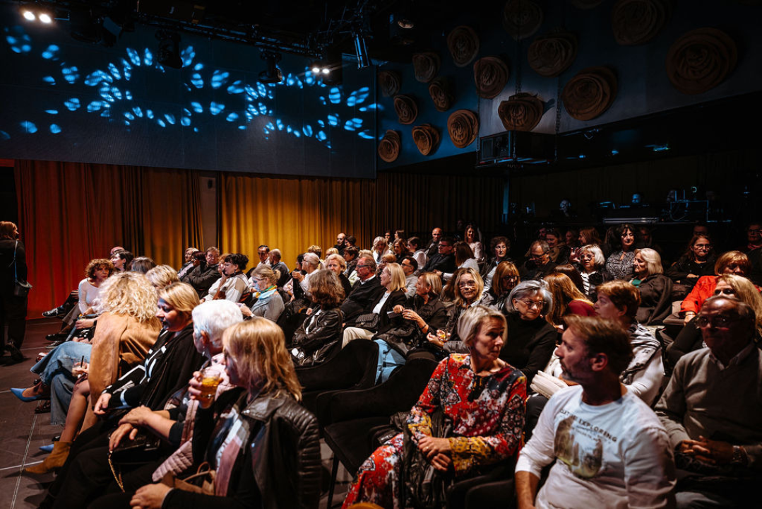 Amira Medunjanin otvorila novu sezonu u Kući umjetnosti Arsen, publika ju nagradila dugotrajnim pljeskom