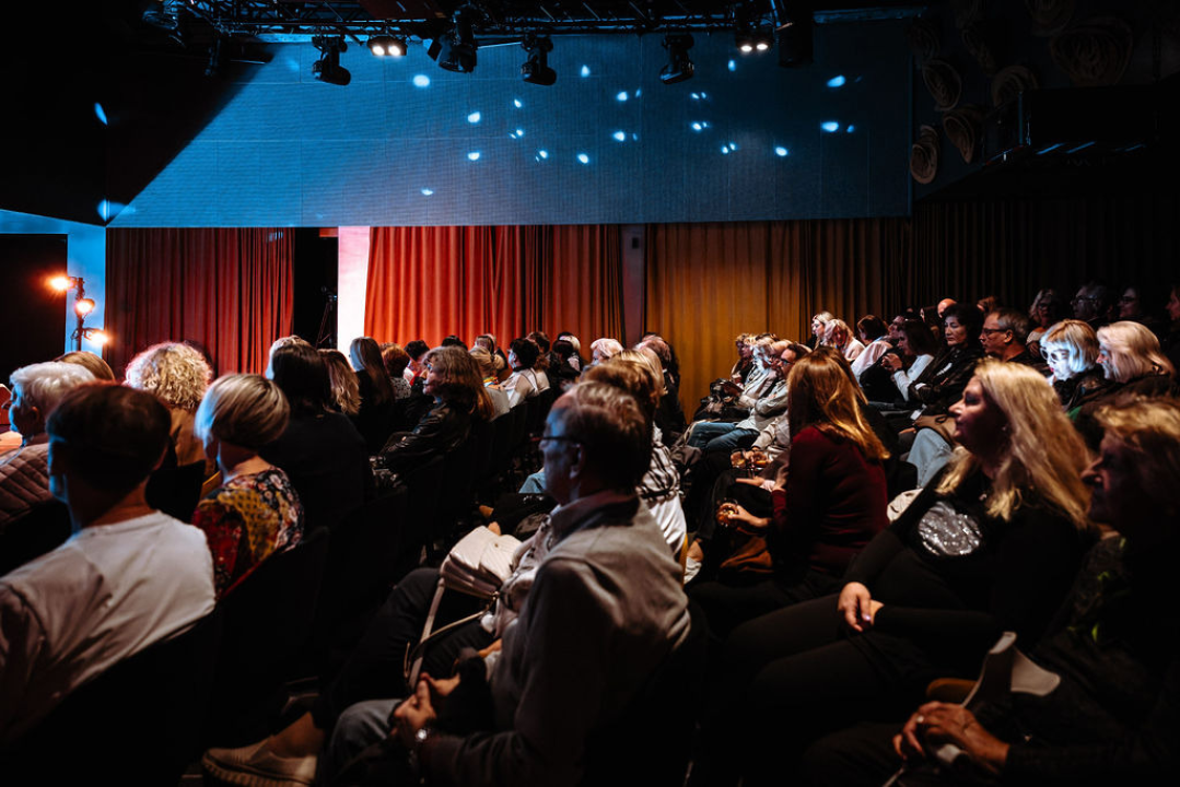Amira Medunjanin otvorila novu sezonu u Kući umjetnosti Arsen, publika ju nagradila dugotrajnim pljeskom
