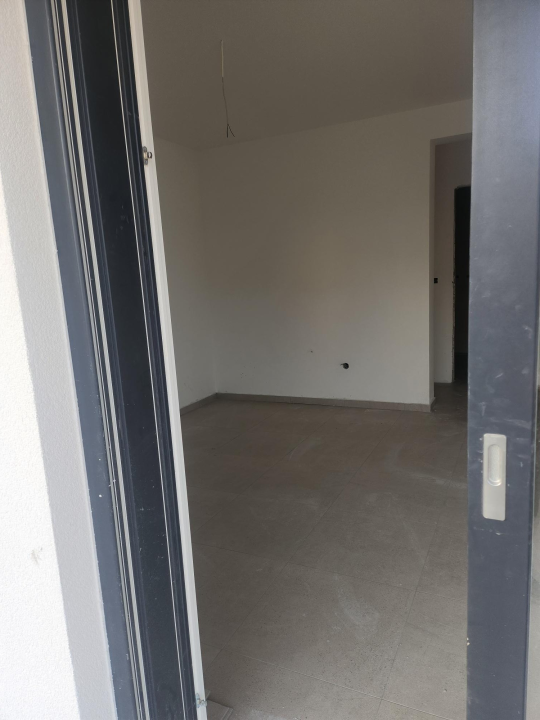 Prodaje se moderan stan s vrtom u Vodicama – novogradnja u mirnoj ulici blizu centra!