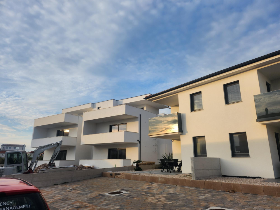 Prodaje se moderan stan s vrtom u Vodicama – novogradnja u mirnoj ulici blizu centra!