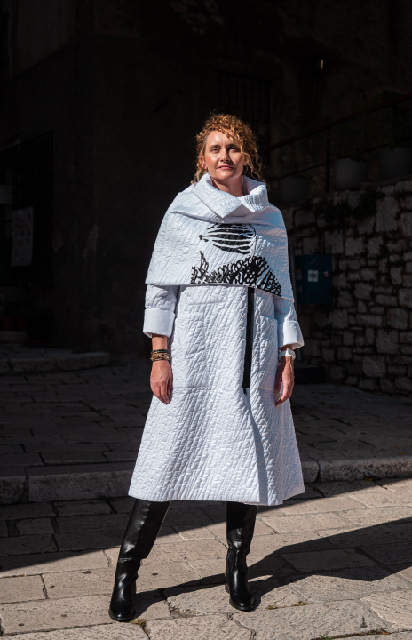 FOTO Modni raj u Šibeniku: Otkrijte ekskluzivne kolekcije hrvatskih dizajnera u Galeriji Juraj Dalmatinac!